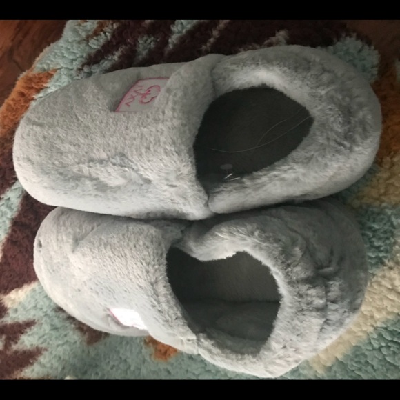 Grey warm slippers. Size 8. Very Comfortable. With hard soles. - Picture 7 of 9